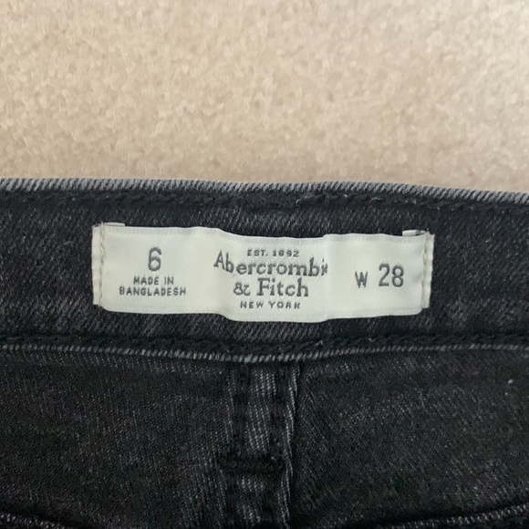 abercomrbie and fitch black jean high-rise short-short, size W28 (size 6) - Picture 3 of 3